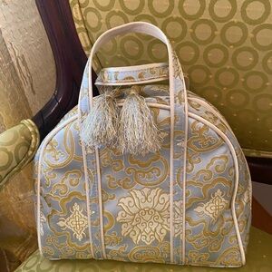 Jaquard cosmetic bag with tassles